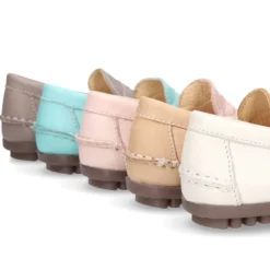 Mocasín con antifaz en piel EXTRA SUAVE y colores pasteles.