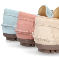 Mocasín con estribo en piel serraje para mayores.