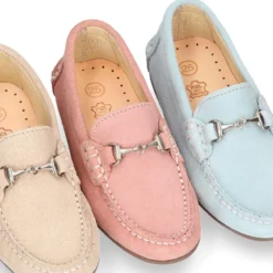Mocasín con estribo en piel serraje para mayores.