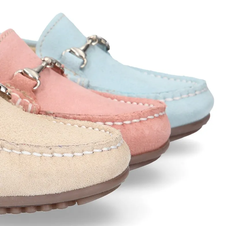Mocasín con estribo en piel serraje para mayores.