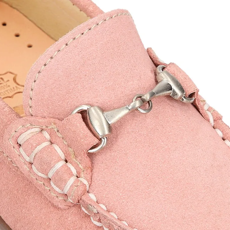 Mocasín con estribo en piel serraje para mayores.