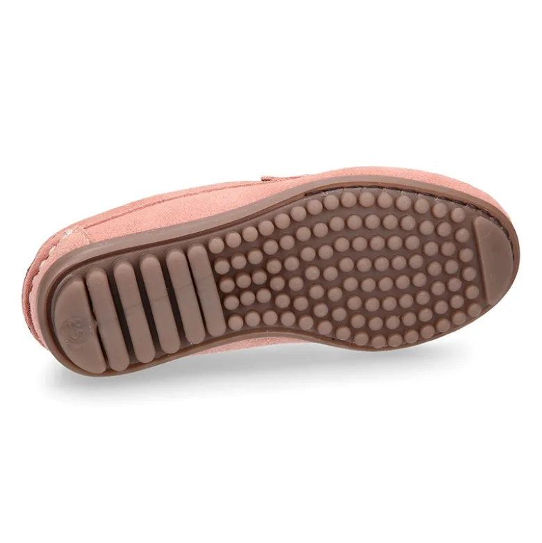 Mocasín con estribo en piel serraje para mayores.