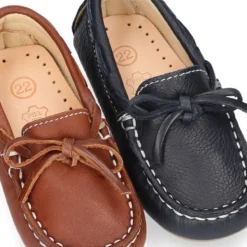 Mocasín con lazos en piel EXTRA SUAVE para peques.