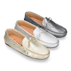Mocasín con lazos en piel metalizada para mayores.