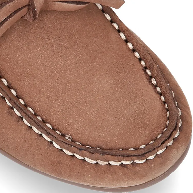 Mocasín con lazos en piel Nobuck para mayores piso conductor.