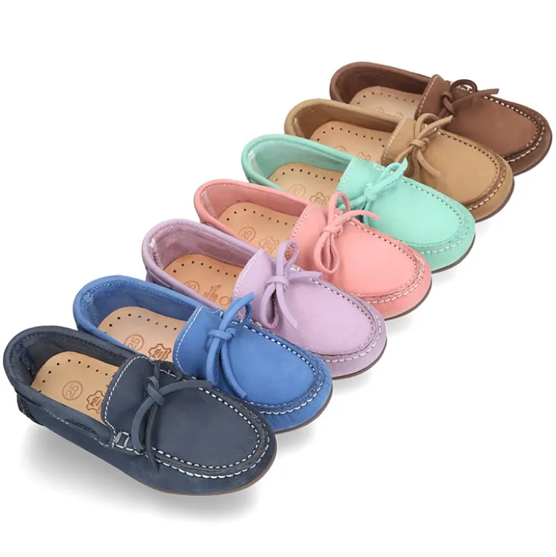 Mocasín con lazos en piel Nobuck para mayores piso conductor.