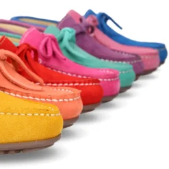 Mocasín con lazos en piel serraje para mayores piso conductor.