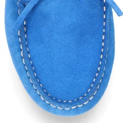 Mocasín con lazos en piel serraje para mayores piso conductor.