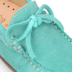 Mocasín con lazos en piel serraje para mayores piso conductor.