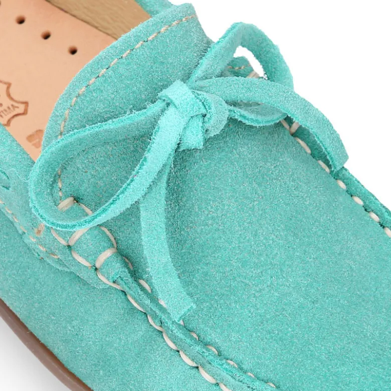 Mocasín con lazos en piel serraje para mayores piso conductor.