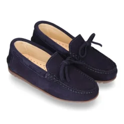 Mocasín con lazos en serraje para mayores piso conductor.