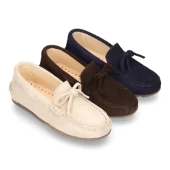 Mocasín con lazos en serraje para mayores piso conductor.