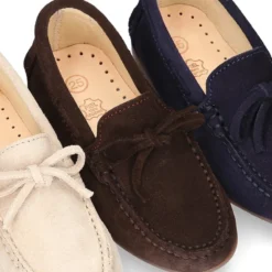 Mocasín con lazos en serraje para mayores piso conductor.