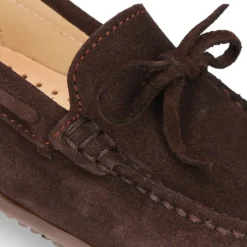 Mocasín con lazos en serraje para mayores piso conductor.