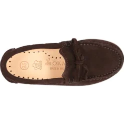 Mocasín con lazos en serraje para mayores piso conductor.