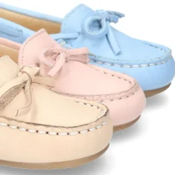 Mocasín con lazos peques en piel EXTRA SUAVE en colores pasteles.