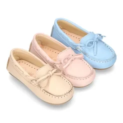 Mocasín con lazos peques en piel EXTRA SUAVE en colores pasteles.
