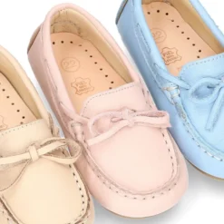 Mocasín con lazos peques en piel EXTRA SUAVE en colores pasteles.