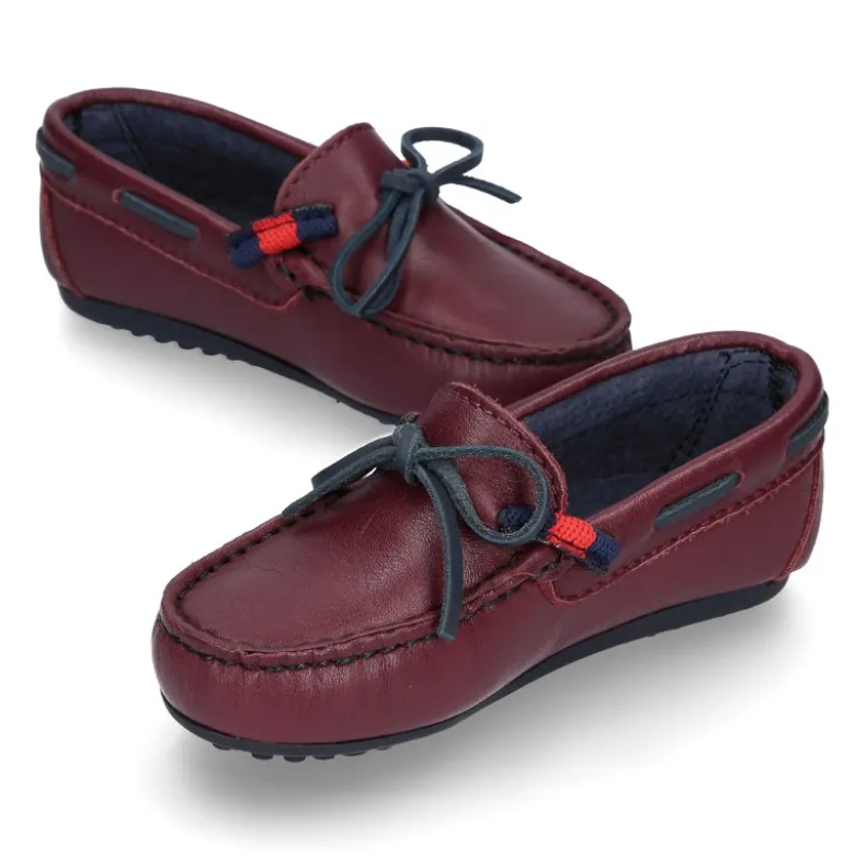 Mocasín estilo NÁUTICO con lazos y bandera en piel en color burdeos.