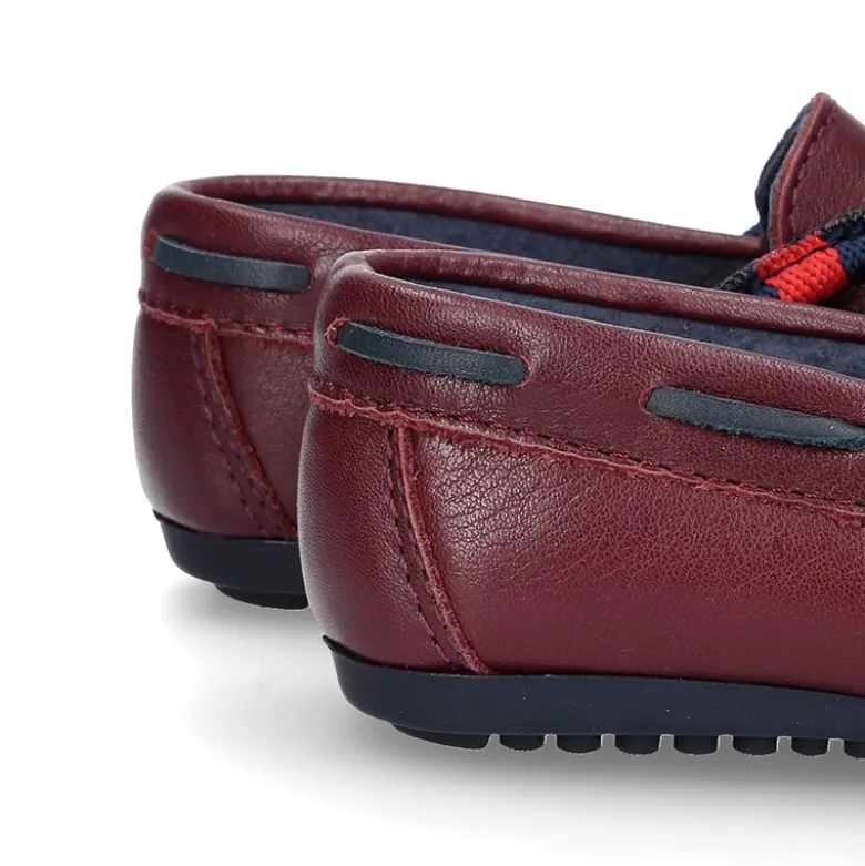 Mocasín estilo NÁUTICO con lazos y bandera en piel en color burdeos.