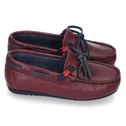 Mocasín estilo NÁUTICO con lazos y bandera en piel en color burdeos.