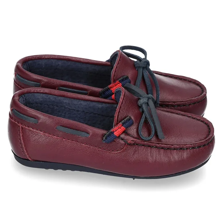 Mocasín estilo NÁUTICO con lazos y bandera en piel en color burdeos.