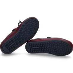 Mocasín estilo NÁUTICO con lazos y bandera en piel en color burdeos.