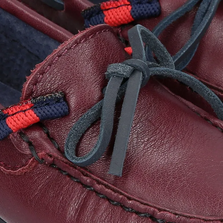 Mocasín estilo NÁUTICO con lazos y bandera en piel en color burdeos.