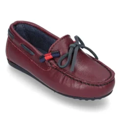 Mocasín estilo NÁUTICO con lazos y bandera en piel en color burdeos.