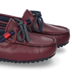 Mocasín estilo NÁUTICO con lazos y bandera en piel en color burdeos.