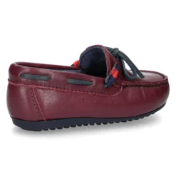 Mocasín estilo NÁUTICO con lazos y bandera en piel en color burdeos.