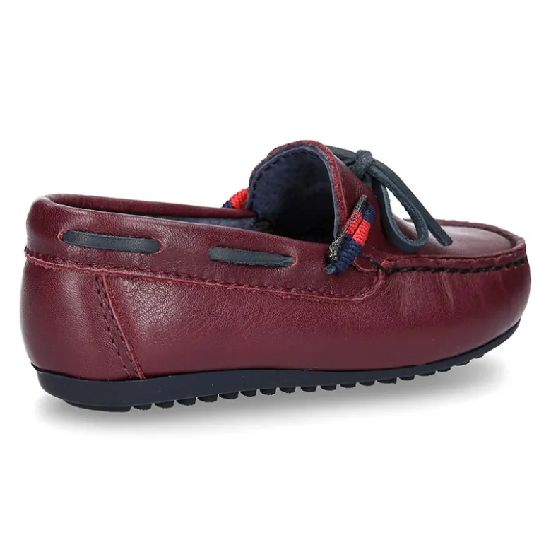 Mocasín estilo NÁUTICO con lazos y bandera en piel en color burdeos.
