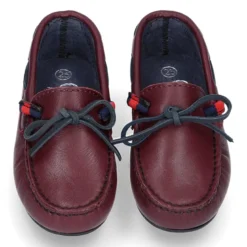 Mocasín estilo NÁUTICO con lazos y bandera en piel en color burdeos.