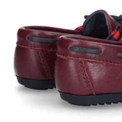 Mocasín estilo NÁUTICO con lazos y bandera en piel en color burdeos.