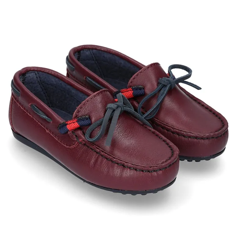 Mocasín estilo NÁUTICO con lazos y bandera en piel en color burdeos.