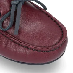 Mocasín estilo NÁUTICO con lazos y bandera en piel en color burdeos.