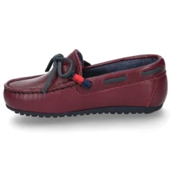 Mocasín estilo NÁUTICO con lazos y bandera en piel en color burdeos.