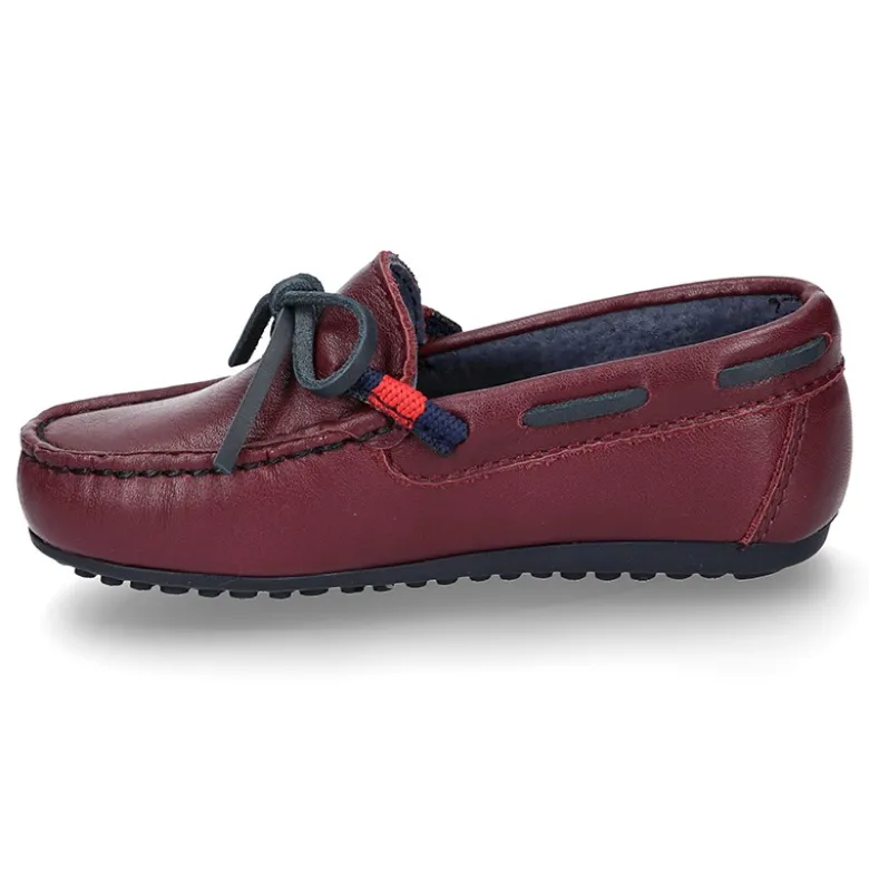 Mocasín estilo NÁUTICO con lazos y bandera en piel en color burdeos.
