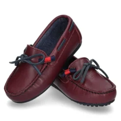 Mocasín estilo NÁUTICO con lazos y bandera en piel en color burdeos.