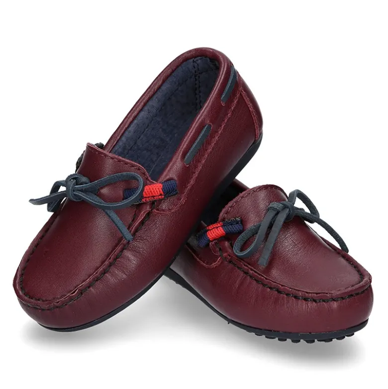 Mocasín estilo NÁUTICO con lazos y bandera en piel en color burdeos.