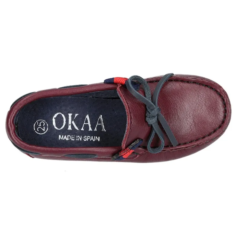 Mocasín estilo NÁUTICO con lazos y bandera en piel en color burdeos.