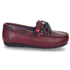 Mocasín estilo NÁUTICO con lazos y bandera en piel en color burdeos.