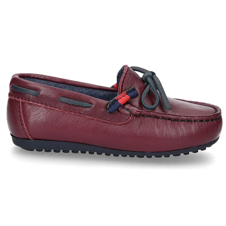 Mocasín estilo NÁUTICO con lazos y bandera en piel en color burdeos.