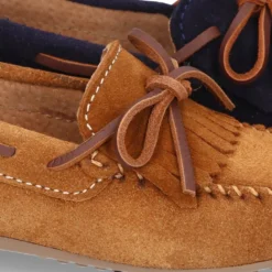 Mocasín lazos con FLECOS en piel serraje.