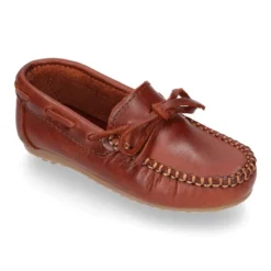 Mocasín lazos mayores en piel trabajada.