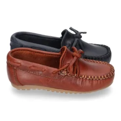 Mocasín lazos mayores en piel trabajada.