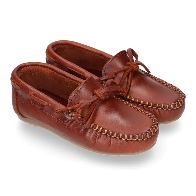 Mocasín lazos mayores en piel trabajada.