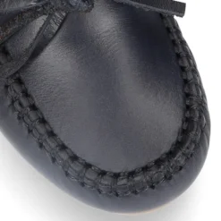Mocasín lazos mayores en piel trabajada.