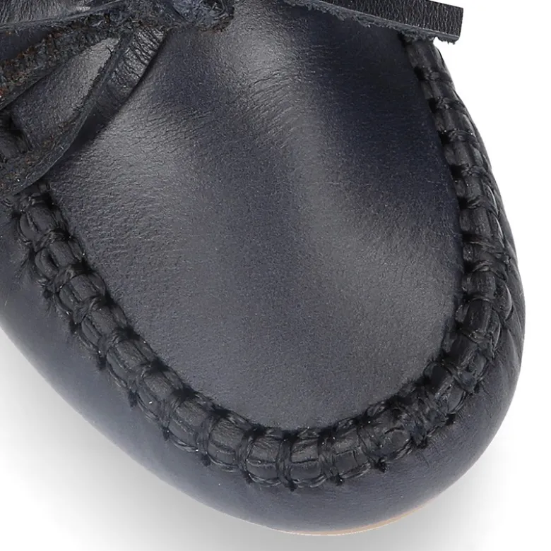 Mocasín lazos mayores en piel trabajada.