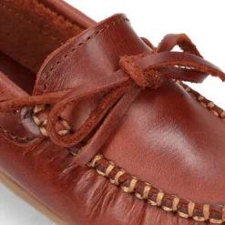 Mocasín lazos mayores en piel trabajada.